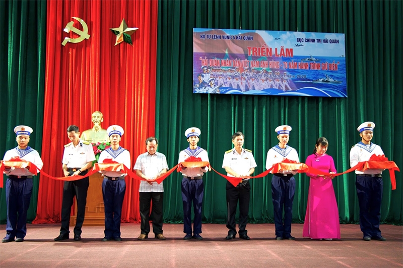 Triển lãm “Hải quân nhân dân Việt Nam anh hùng - 70 năm hành trình giữ biển”