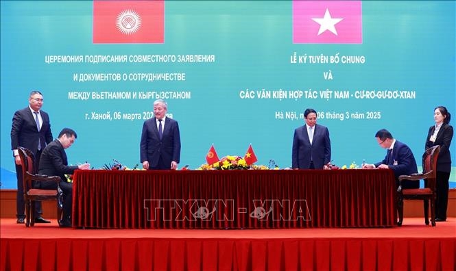 Thủ tướng Phạm Minh Chính hội đàm với Thủ tướng Cộng hòa Kyrgyzstan