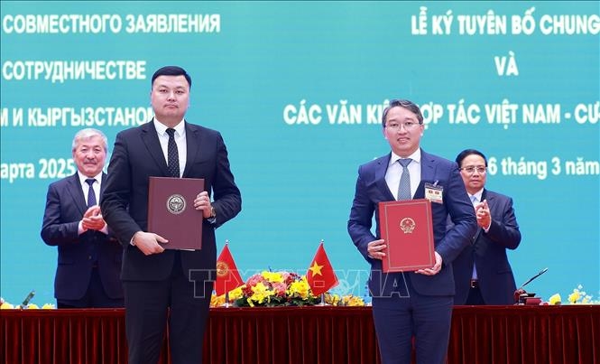 Thủ tướng Phạm Minh Chính hội đàm với Thủ tướng Cộng hòa Kyrgyzstan