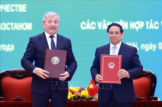 Thủ tướng Phạm Minh Chính hội đàm với Thủ tướng Cộng hòa Kyrgyzstan