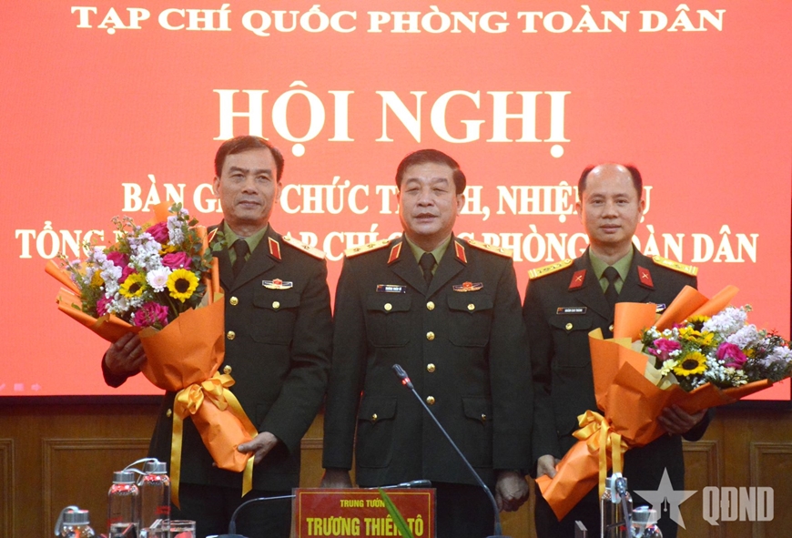 Bàn giao chức trách, nhiệm vụ Tổng biên tập Tạp chí Quốc phòng toàn dân