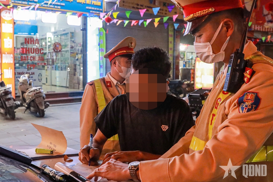 Hà Nội: Tăng cường xử lý ô tô lắp thêm đèn siêu sáng