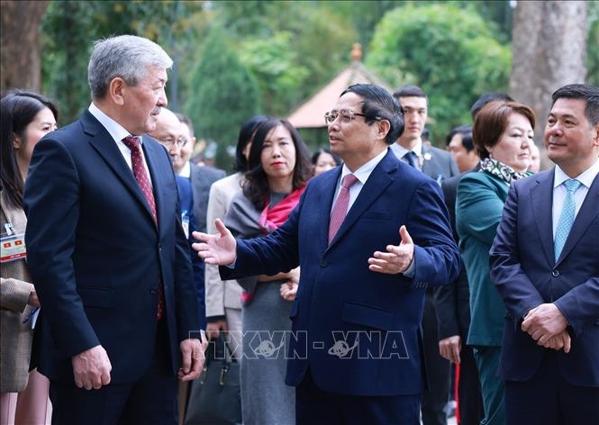 Thủ tướng Phạm Minh Chính và Thủ tướng Kyrgyzstan Adylbek Kasymaliev thăm Khu di tích Chủ tịch Hồ Chí Minh
