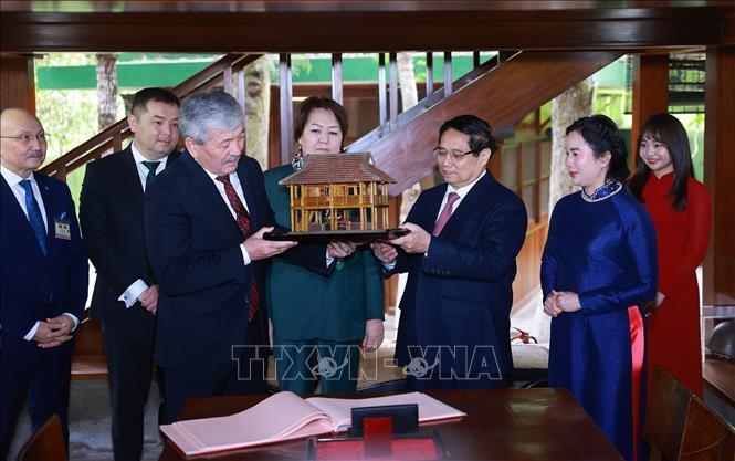 Thủ tướng Phạm Minh Chính và Thủ tướng Kyrgyzstan Adylbek Kasymaliev thăm Khu di tích Chủ tịch Hồ Chí Minh