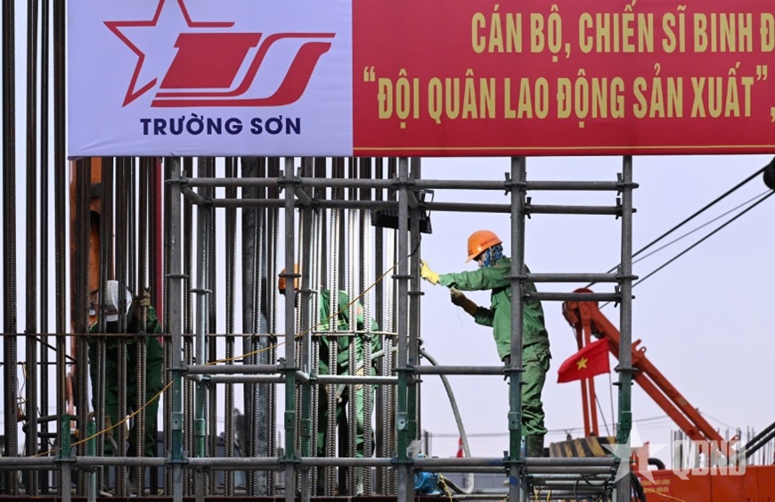 Thi công ngày đêm, phấn đấu hoàn thành cầu Phong Châu trước tiến độ