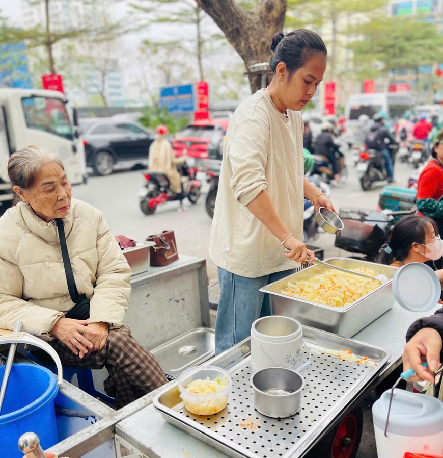 Ấm lòng những suất cơm tình nghĩa​