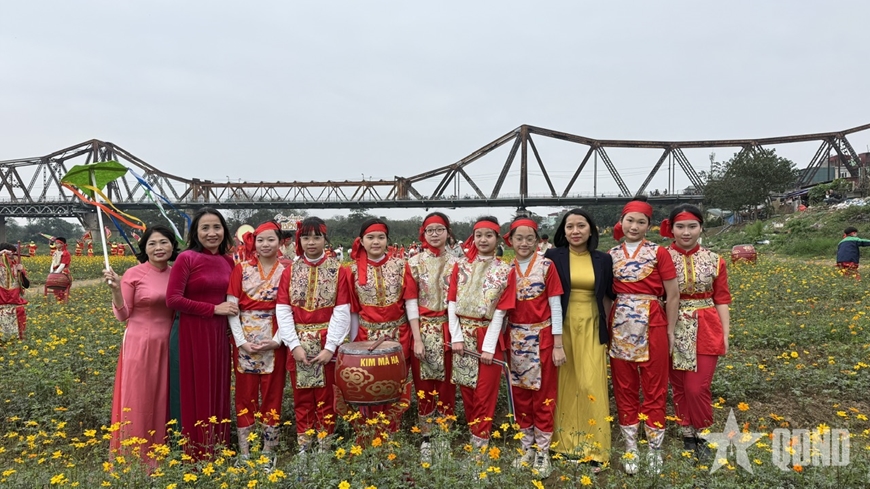 Màn trình diễn độc đáo trong "Ngày hội áo dài xuống phố"