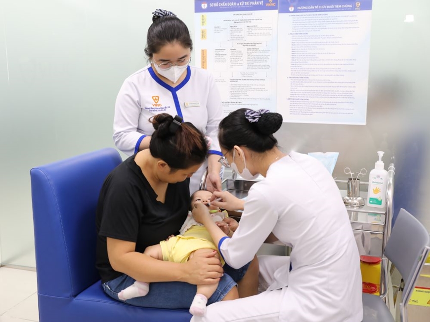 Tiêm vaccine phòng bệnh tiêu chảy cấp ở trẻ em