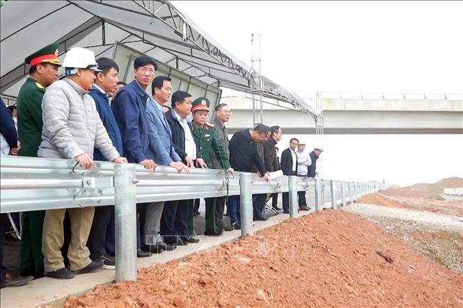 Phó thủ tướng Nguyễn Chí Dũng kiểm tra các dự án cao tốc Bắc - Nam qua tỉnh Hà Tĩnh