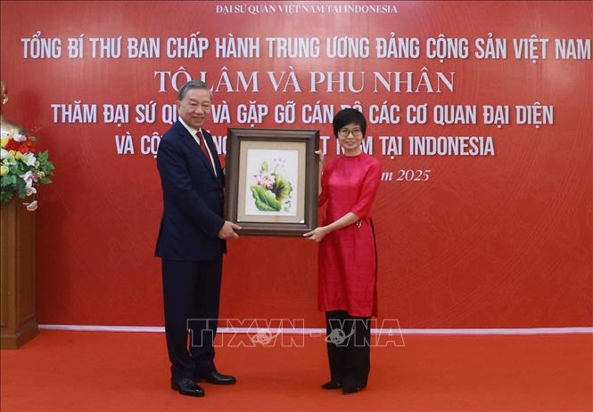 Tổng Bí thư Tô Lâm thăm Đại sứ quán, gặp gỡ cán bộ các cơ quan đại diện và cộng đồng người Việt Nam tại Indonesia