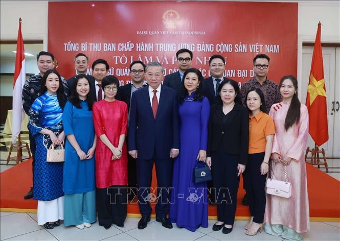 Tổng Bí thư Tô Lâm thăm Đại sứ quán, gặp gỡ cán bộ các cơ quan đại diện và cộng đồng người Việt Nam tại Indonesia