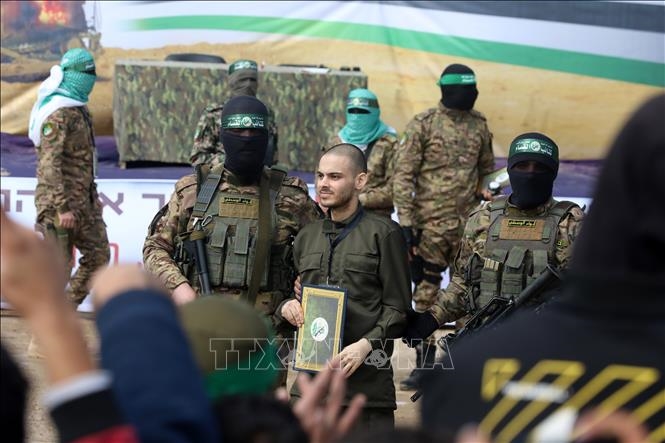 Israel cắt nguồn cung điện cho Gaza, yêu cầu thả con tin