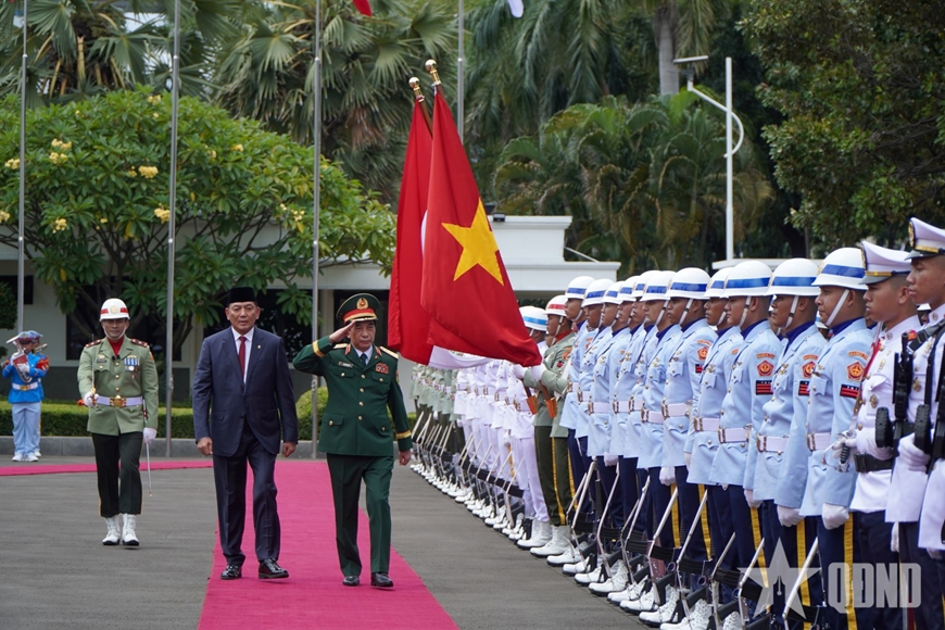 General Phan Van Giang bilaterally met with the Indonesian Minister of Defense