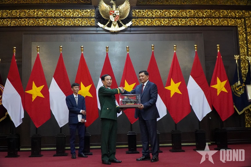 General Phan Van Giang bilaterally met with the Indonesian Minister of Defense