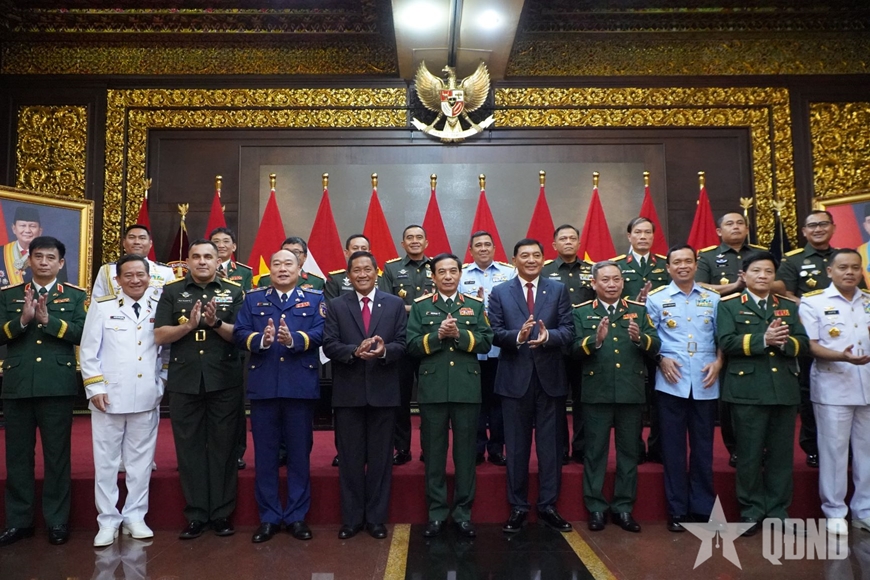 General Phan Van Giang bilaterally met with the Indonesian Minister of Defense