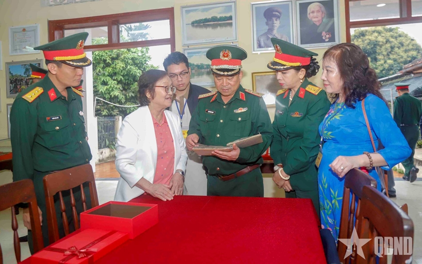 Đoàn công tác Quân khu 5 dâng hương, thăm gia đình cán bộ, chiến sĩ Đội Du kích Ba Tơ