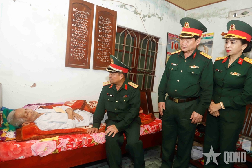 Đoàn công tác Quân khu 5 dâng hương, thăm gia đình cán bộ, chiến sĩ Đội Du kích Ba Tơ