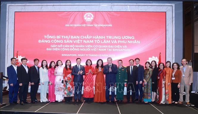 Tổng Bí thư Tô Lâm gặp gỡ cán bộ, nhân viên Đại sứ quán và đại diện cộng đồng người Việt Nam tại Singapore