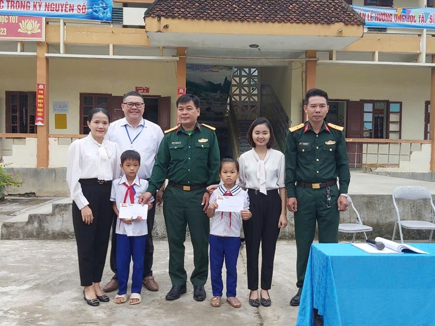 Cán bộ bám bản giúp dân