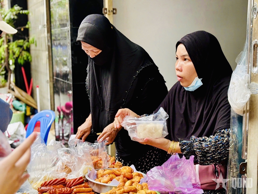 Rộn ràng chợ Ramadan ở TP Hồ Chí Minh