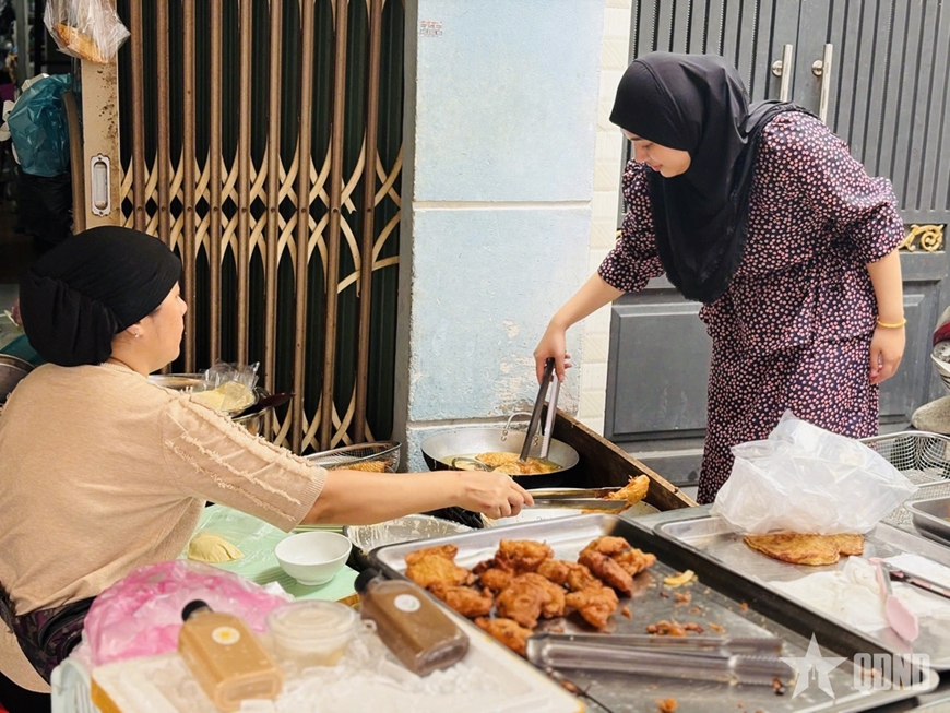 Rộn ràng chợ Ramadan ở TP Hồ Chí Minh