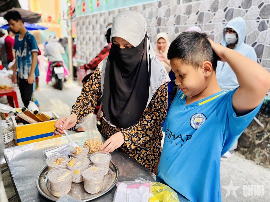 Rộn ràng chợ Ramadan ở TP Hồ Chí Minh