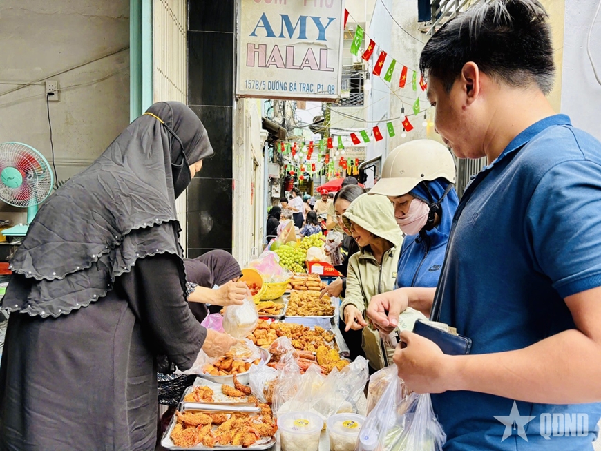 Rộn ràng chợ Ramadan ở TP Hồ Chí Minh