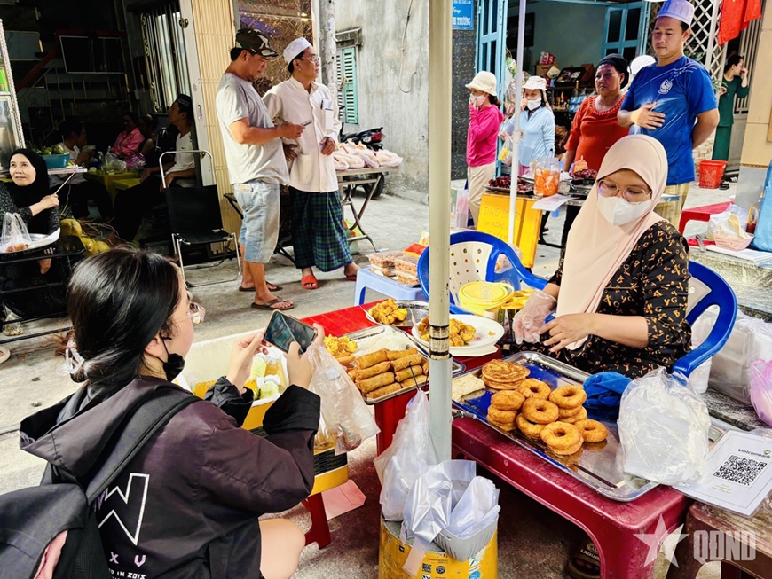 Rộn ràng chợ Ramadan ở TP Hồ Chí Minh