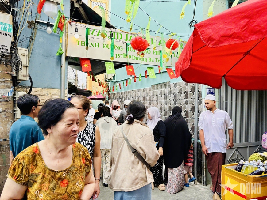 Rộn ràng chợ Ramadan ở TP Hồ Chí Minh
