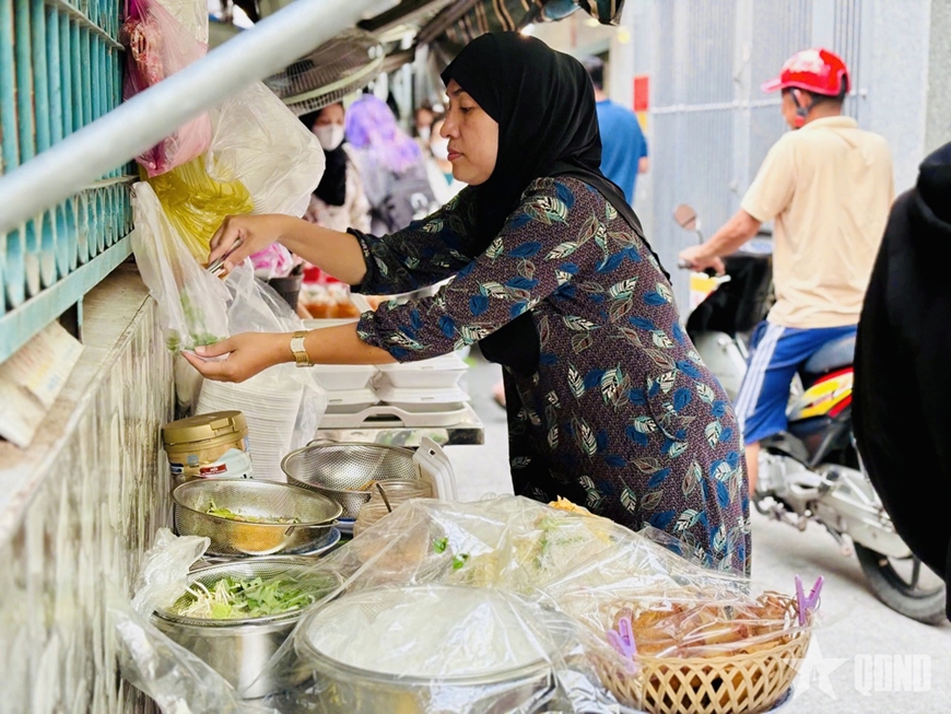 Rộn ràng chợ Ramadan ở TP Hồ Chí Minh