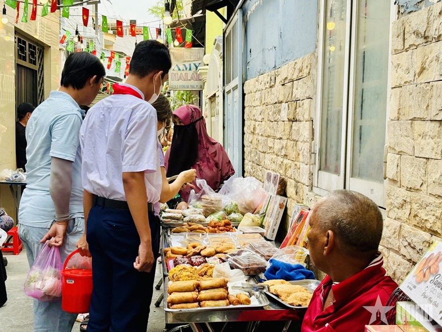 Rộn ràng chợ Ramadan ở TP Hồ Chí Minh