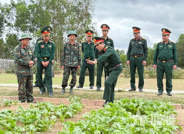 Đại tướng Nguyễn Tân Cương thăm, kiểm tra Trung đoàn 66, Sư đoàn 10 (Quân đoàn 34)
