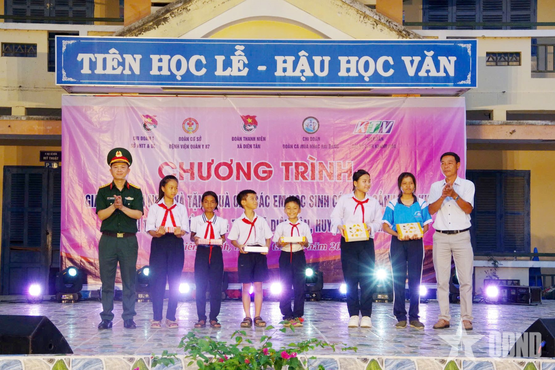 Giao lưu văn nghệ, tặng quà học sinh nghèo tại Khánh Hòa