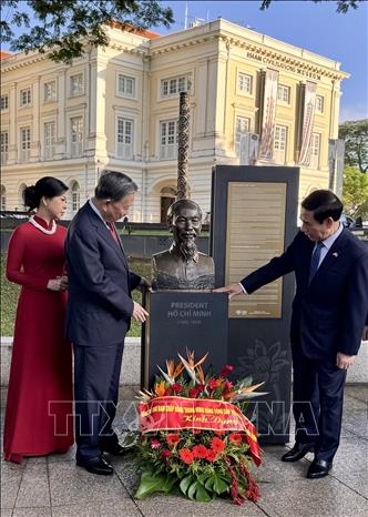 Tổng Bí thư Tô Lâm dâng hoa tưởng niệm Chủ tịch Hồ Chí Minh ở Bảo tàng Văn minh châu Á, Singapore