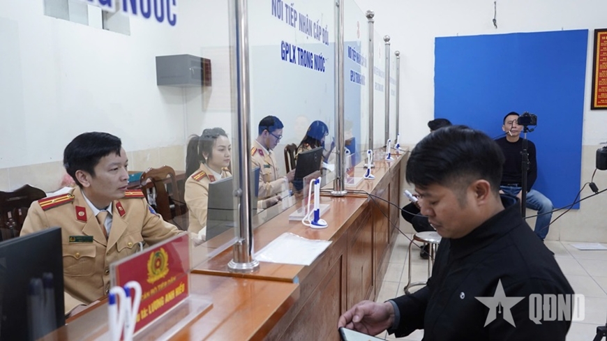 Rút kinh nghiệm từ việc người dân đổ xô đi đổi giấy phép lái xe