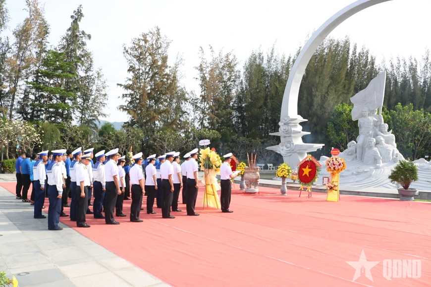 Đoàn cơ sở Lữ đoàn 189 dâng hương tại Khu tưởng niệm chiến sĩ Gạc Ma