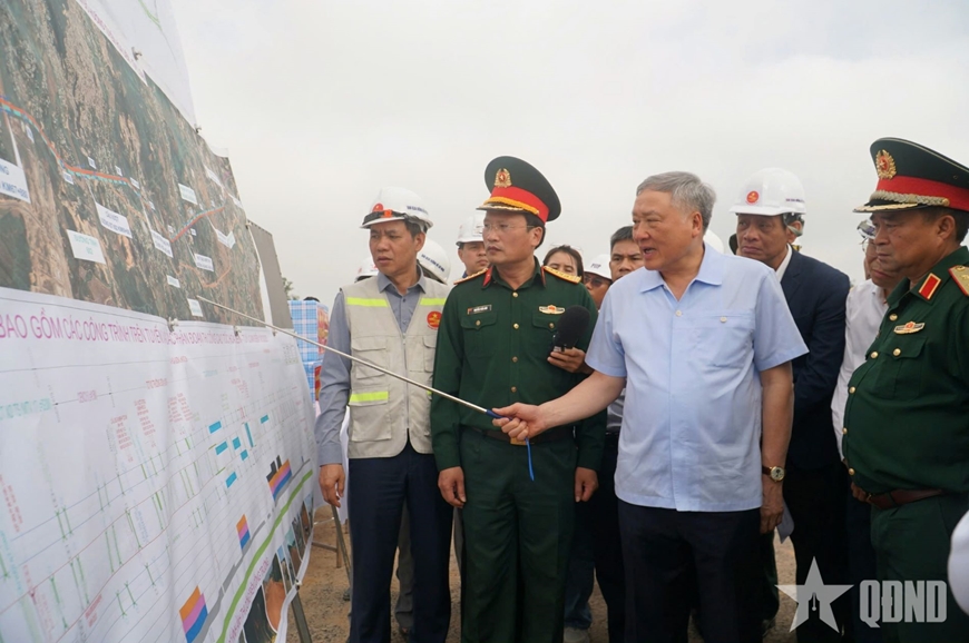 Phó thủ tướng Thường trực Nguyễn Hòa Bình kiểm tra cao tốc Hòa Liên - Túy Loan