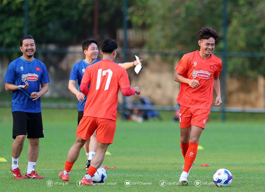 Bình luận: Dàn sao đa sắc