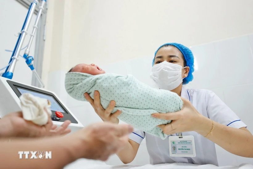 Khuyến khích sinh con: Cần chính sách đủ mạnh và hấp dẫn