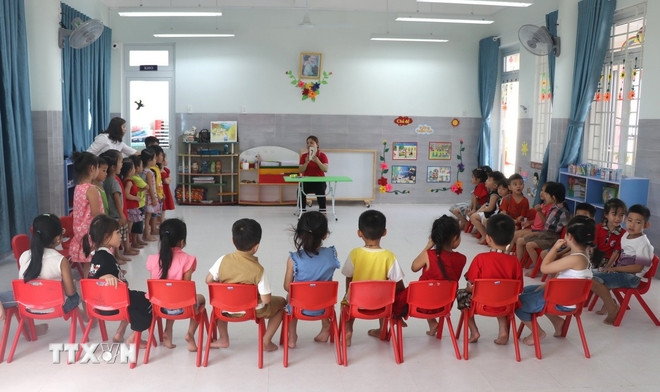 Khuyến khích sinh con: Cần chính sách đủ mạnh và hấp dẫn