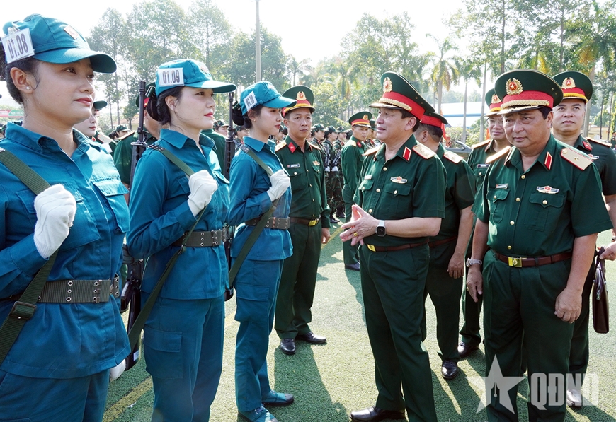 Kiểm tra lực lượng luyện tập diễu binh, diễu hành tại Quân khu 7, Quân đoàn 34