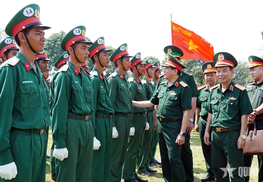 Kiểm tra lực lượng luyện tập diễu binh, diễu hành tại Quân khu 7, Quân đoàn 34