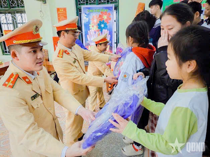 Cảnh sát giao thông Hà Nội đẩy mạnh tuyên truyền an toàn giao thông đường thủy nội địa
