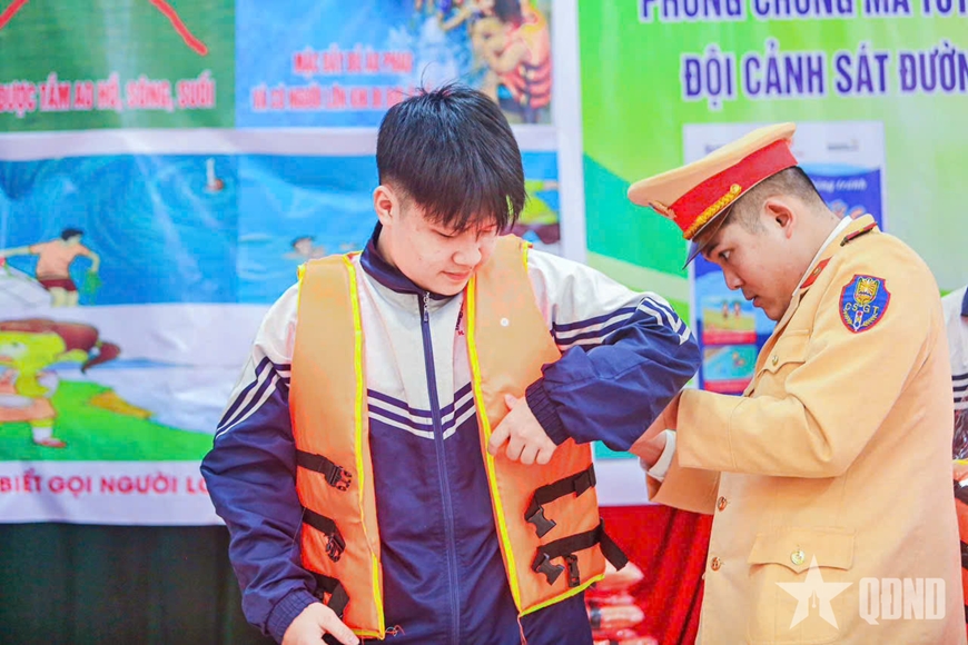 Cảnh sát giao thông Hà Nội đẩy mạnh tuyên truyền an toàn giao thông đường thủy nội địa