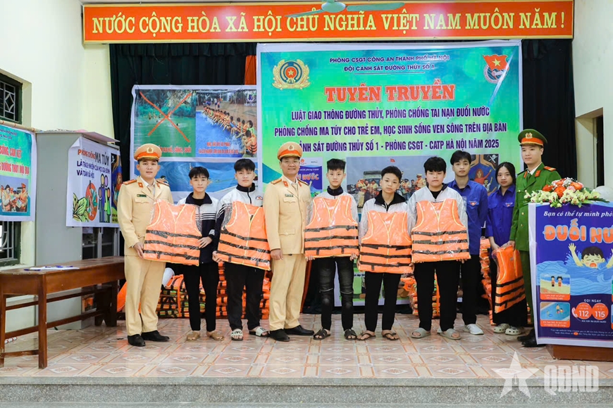 Cảnh sát giao thông Hà Nội đẩy mạnh tuyên truyền an toàn giao thông đường thủy nội địa