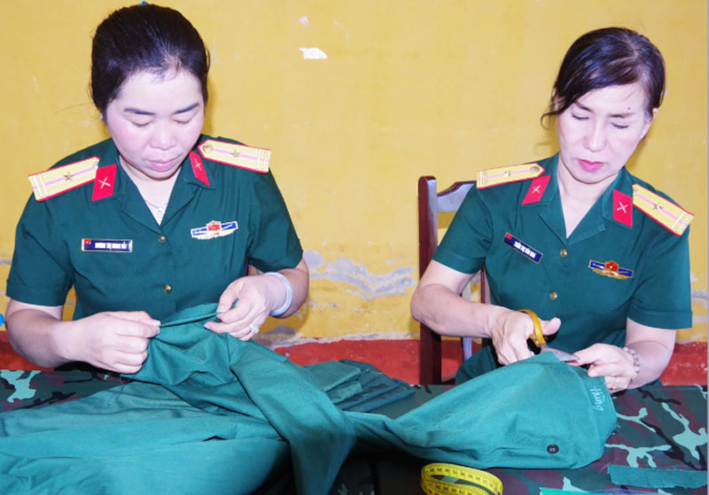 Sửa quân phục cho chiến sĩ mới