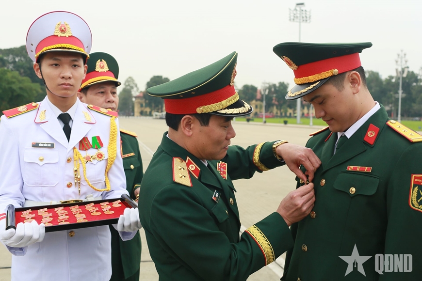 Học viên tốt nghiệp Học viện Quân y báo công dâng Bác