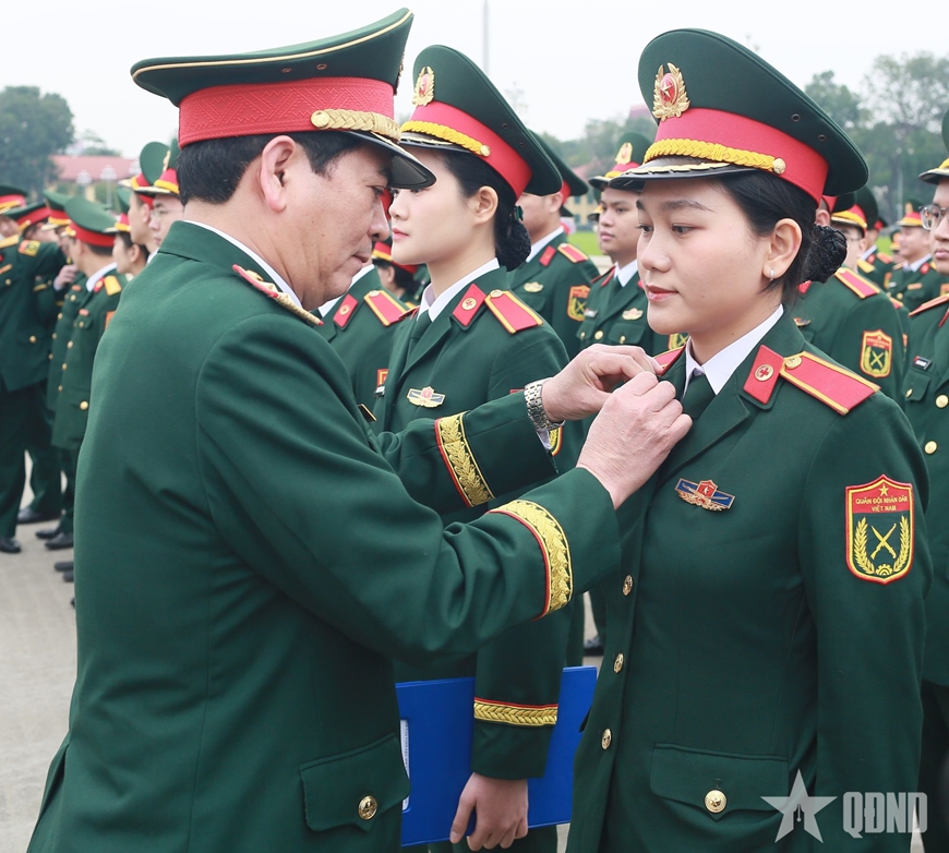 Học viên tốt nghiệp Học viện Quân y báo công dâng Bác
