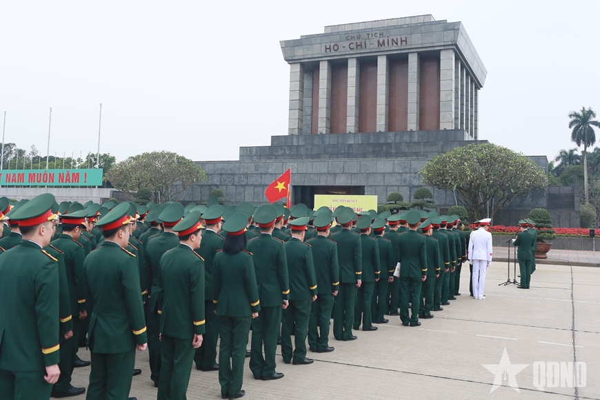 Học viên tốt nghiệp Học viện Quân y báo công dâng Bác