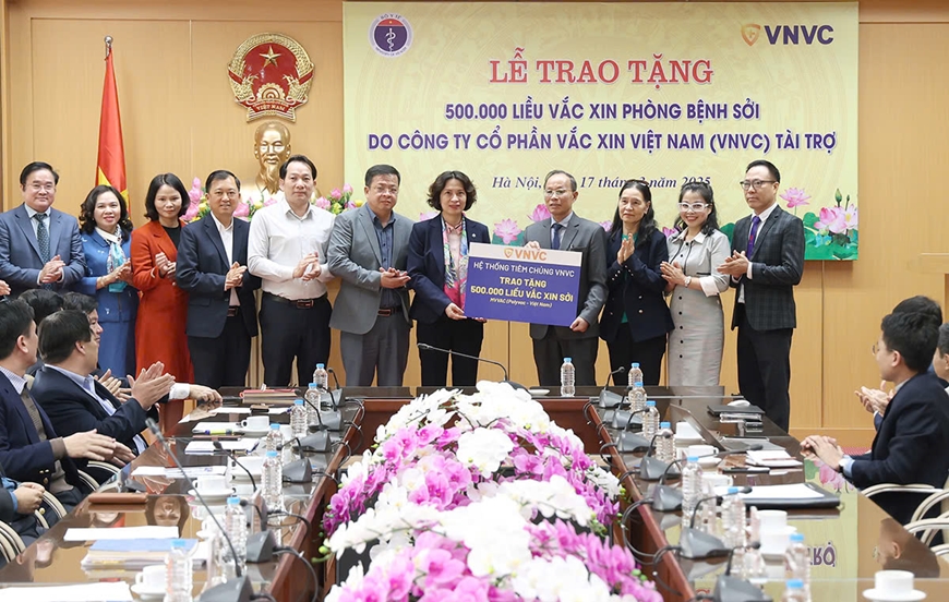 VNVC trao tặng Bộ Y tế 500.000 liều vaccine phòng bệnh sởi